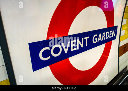 Iconico circolare tubo Londra segno sulla piattaforma della metropolitana di Covent Garden, Londra Foto Stock