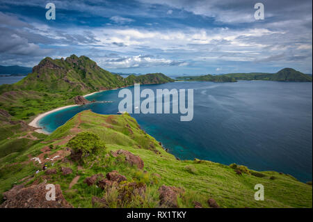 Padar è una piccola isola situata tra Komodo e Rinca isole dell arcipelago di Komodo. È la terza isola più grande parte del Parco Nazionale di Komodo. Foto Stock