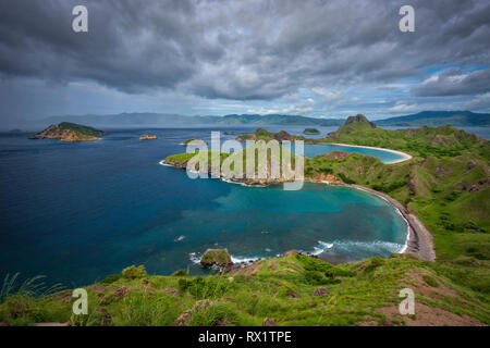 Padar è una piccola isola situata tra Komodo e Rinca isole dell arcipelago di Komodo. È la terza isola più grande parte del Parco Nazionale di Komodo. Foto Stock