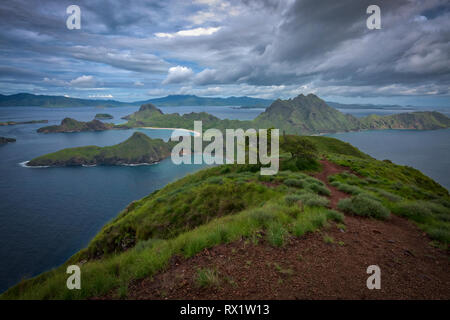 Padar è una piccola isola situata tra Komodo e Rinca isole dell arcipelago di Komodo. È la terza isola più grande parte del Parco Nazionale di Komodo. Foto Stock