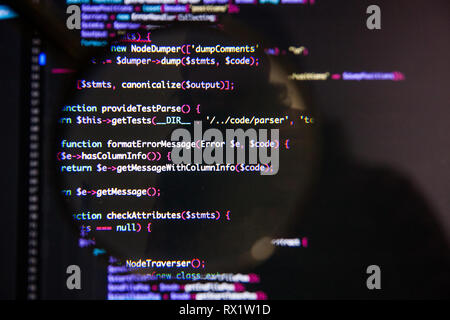 Il codice di un programma di visualizzazione concetto illustrativa sullo schermo attraverso la lente di ingrandimento Foto Stock