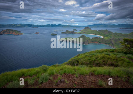 Padar è una piccola isola situata tra Komodo e Rinca isole dell arcipelago di Komodo. È la terza isola più grande parte del Parco Nazionale di Komodo. Foto Stock