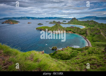 Padar è una piccola isola situata tra Komodo e Rinca isole dell arcipelago di Komodo. È la terza isola più grande parte del Parco Nazionale di Komodo. Foto Stock