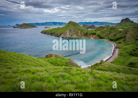 Padar è una piccola isola situata tra Komodo e Rinca isole dell arcipelago di Komodo. È la terza isola più grande parte del Parco Nazionale di Komodo. Foto Stock