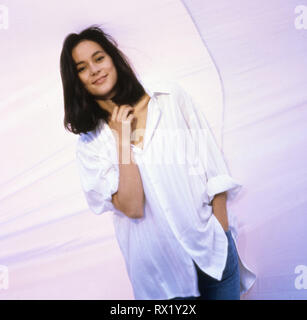 Studio Pubblicità ancora da 'Off Beat' Meg Tilly © (1986) Touchstone Film di riferimento del file # 33751 707THA Foto Stock