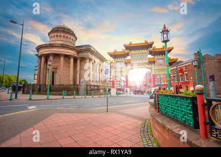 Liverpool, Regno Unito - 16 Maggio 2018: Chinatown è la più antica comunità cinese in Europa, situato a sud del centro della città withChinese arco su Nelson Stree Foto Stock