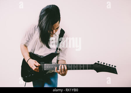 Il chitarrista isolato su bianco con elettrico. Foto Stock