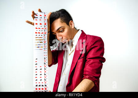 Giovane mago delusi per il fatto che il suo trucco con un mazzo di carte non è andato bene. Foto Stock