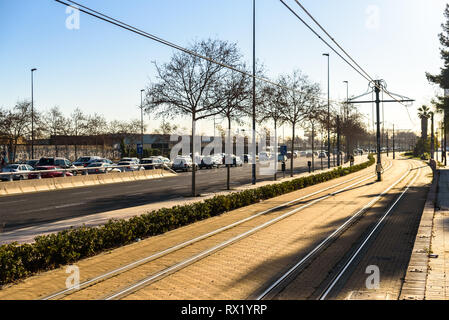 Valencia, Spagna - 28 Febbraio 2019: strade congestionate dal traffico accanto a vuoto bike lane e libera le linee di tram, la mobilità urbana sostenibile. Foto Stock