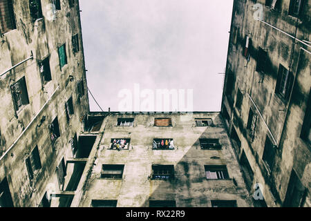 Basso angolo di vista weathered vecchio edificio contro sky Foto Stock