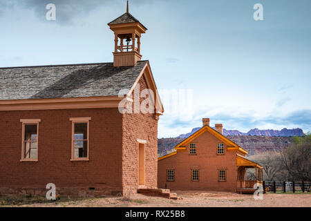 Alonzo Russell adobe house (presenti nel film "Butch Cassidy e Sundance Kid") e schoolhouse, Grafton città fantasma, USA Utah Foto Stock