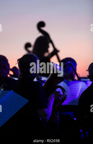 Musicisti suonano in serata ad un esterno di musica classica in sede Courtenay, Il Comox Valley, l'isola di Vancouver, British Columbia, Canada Foto Stock