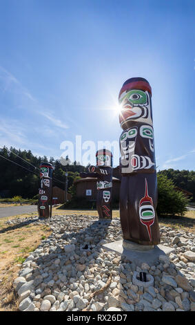 Totem accolgono i visitatori alle prime nazioni Nuyumbalees Centro culturale sul isola di Quadra. La British Columbia, Canada Foto Stock