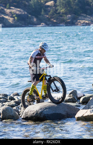 Il grasso di biciclette, una nuova tendenza in mountain bike permette di cavalcare il più insolito del terreno. Isola di Quadra, British Columbia, Canada Foto Stock