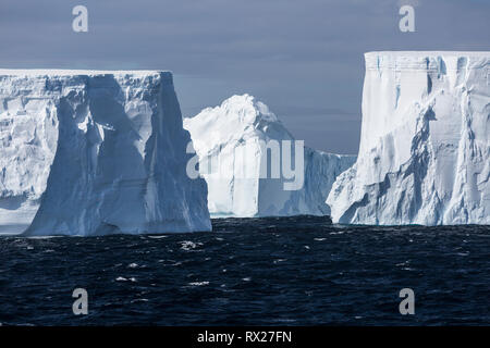 Incredibilmente grandi iceberg tabulari galleggiante attraverso il suono antartico vicino alla parte superiore della Penisola Antartica, Antartide Foto Stock