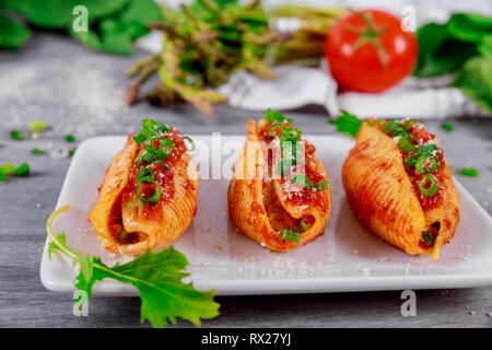 Jumbo paste ripiene gusci con carne macinata carni e formaggi Foto Stock