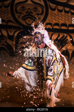 Eagle giù fuoriesce dal copricapo di un giovane ballerino Kumugwe eseguendo il 'Holixkyla' o il capo di danza Aborigena durante giorni nel Komok's bigho Foto Stock