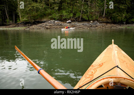 WA02432-00...WASHINGTON - Kayakers esplorare Wascott Bay su San Juan Island. Foto Stock