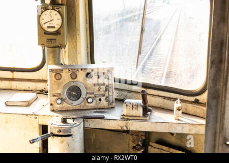 Sala di controllo nella locomotiva diesel. Foto Stock