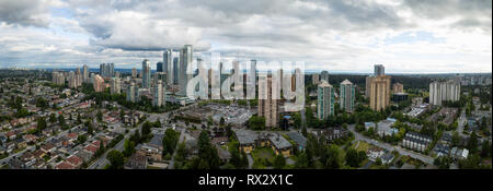 Antenna vista panoramica di case residenziali in una città moderna durante una vibrante estate giorno nuvoloso. Preso in Burnaby, Vancouver, BC, Canada. Foto Stock