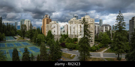 Antenna vista panoramica di case residenziali in una città moderna durante una vibrante estate giorno nuvoloso. Preso in Burnaby, Vancouver, BC, Canada. Foto Stock