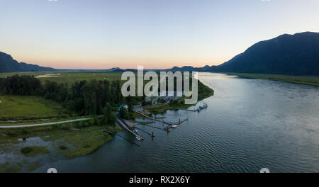 Vista aerea di un bellissimo paesaggio canadese durante una vibrante estate tramonto. Preso in Pitt Lago Maggiore, Vancouver, BC, Canada. Foto Stock