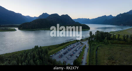 Vista aerea di un bellissimo paesaggio canadese durante una vibrante estate tramonto. Preso in Pitt Lago Maggiore, Vancouver, BC, Canada. Foto Stock