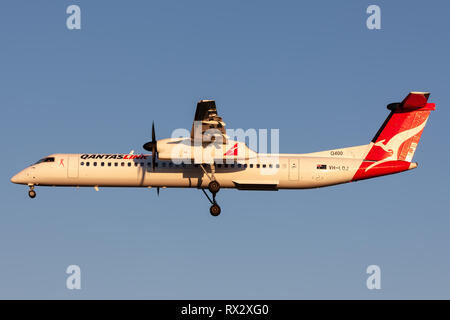 QantasLink (Sunstate airlines) Bombardier DHC-8-402 twin motore a turboelica regionali di aereo di linea sulla rotta di avvicinamento ad atterrare all'Aeroporto di Adelaide. Foto Stock