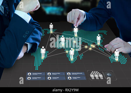 Due amministratore aziendale lo spostamento di una pedina su di una mappa digitale come un cruscotto virtuale formando un business il lavoro di squadra e di business strategia di espansione territoriale. Foto Stock