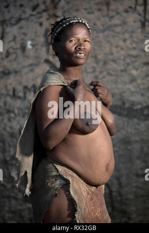 Un ritratto di una San Bushwoman Foto Stock