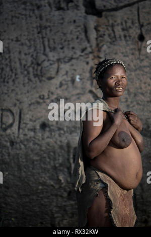 Un ritratto di una San Bushwoman Foto Stock