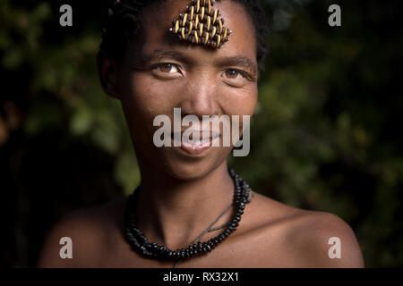 Un ritratto di una San Bushwoman Foto Stock