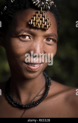 Un ritratto di una San Bushwoman Foto Stock