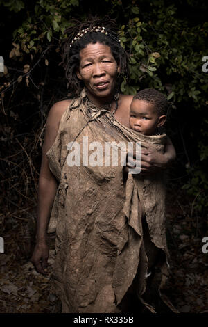 Un ritratto di una San Bushwoman Foto Stock