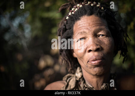 Un ritratto di una San Bushwoman Foto Stock