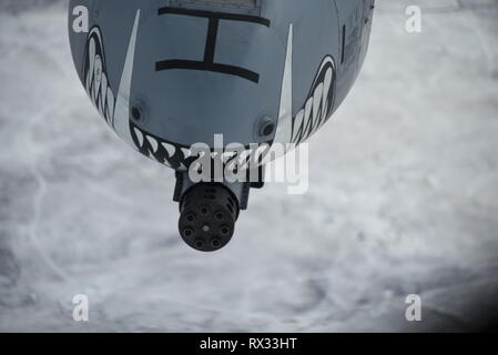 Un A-10 Thunderbolt II allegata al 442nd Fighter Wing a Whiteman Air Force Base, Mo, si prepara a ricevere carburante da un KC-135 Stratotanker over Kansas Marzo 6, 2019. Il KC-135 è attaccato alla Air National Guard 185th dell aria ala di rifornimento a Sioux City, Iowa ed è regolarmente programmati per fare rifornimento a-10s a fini di formazione. (U.S. Air National Guard foto di Tech. Sgt. Daniel Ter Haar) Foto Stock