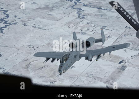 Un A-10 Thunderbolt II, attaccato al 442nd Fighter Wing a Whiteman Air Force Base, Mo, si diparte un KC-135 Stratotanker dopo la ricezione di combustibile, oltre Kansas Marzo 6, 2019. Il KC-135 è attaccato alla Air National Guard 185th dell aria ala di rifornimento a Sioux City, IA e viene regolarmente programmati per fare rifornimento a-10s a fini di formazione. (U.S. Air National Guard foto di Tech. Sgt. Daniel Ter Haar) Foto Stock