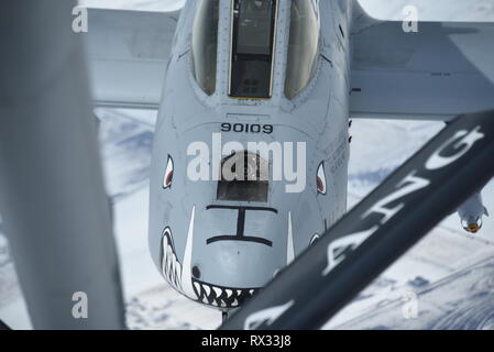 Un A-10 Thunderbolt II allegata al 442nd Fighter Wing a Whiteman Air Force Base, Mo, si prepara a ricevere carburante da un KC-135 Stratotanker over Kansas Marzo 6, 2019. Il KC-135 è attaccato alla Air National Guard 185th dell aria ala di rifornimento a Sioux City, Iowa ed è regolarmente programmati per fare rifornimento a-10s a fini di formazione. (U.S. Air National Guard foto di Tech. Sgt. Daniel Ter Haar) Foto Stock