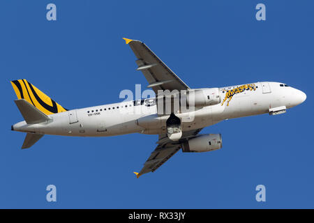 Tiger Airways Airbus A320 aereo di linea che decollano dall'Aeroporto di Adelaide. Foto Stock