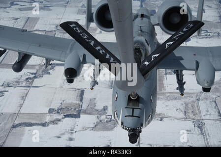 Un A-10 Thunderbolt II allegata al 442nd Fighter Wing a Whiteman Air Force Base, Mo, riceve il carburante da una KC-135 Stratotanker over Kansas Marzo 6, 2019. Il KC-135 è attaccato alla Air National Guard 185th dell aria ala di rifornimento a Sioux City, Iowa ed è regolarmente programmati per fare rifornimento a-10s a fini di formazione. (U.S. Air National Guard foto di Tech. Sgt. Daniel Ter Haar) Foto Stock