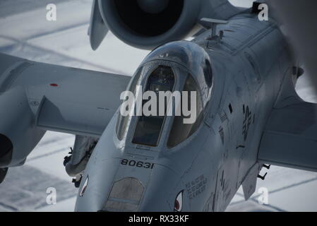 Un A-10 Thunderbolt II, attaccato al 442nd Fighter Wing a Whiteman Air Force Base, Mo, si diparte un KC-135 Stratotanker dopo la ricezione di carburante su Kansas Marzo 6, 2019. Il KC-135 è attaccato alla Air National Guard 185th dell aria ala di rifornimento a Sioux City, IA e viene regolarmente programmati per fare rifornimento a-10s a fini di formazione. (U.S. Air National Guard foto di Tech. Sgt. Daniel Ter Haar) Foto Stock