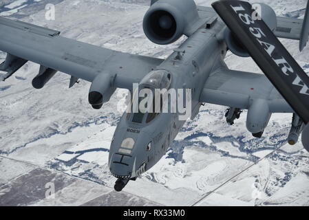 Un A-10 Thunderbolt II, attaccato al 442nd Fighter Wing a Whiteman Air Force Base, Mo, si diparte un KC-135 Stratotanker dopo la ricezione di combustibile, oltre Kansas Marzo 6, 2019. Il KC-135 è attaccato alla Air National Guard 185th dell aria ala di rifornimento a Sioux City, IA e viene regolarmente programmati per fare rifornimento a-10s a fini di formazione. (U.S. Air National Guard foto di Tech. Sgt. Daniel Ter Haar) Foto Stock