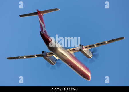 QantasLink Bombardier DHC-8-402 twin motore a turboelica aereo regionale decollo dall'Aeroporto di Adelaide. Foto Stock