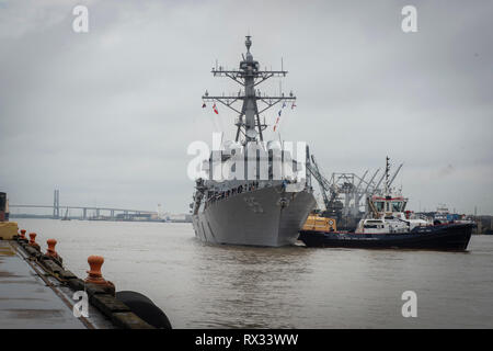 190301-N-MW694-0010 MOBILE, Ala. (1 marzo 2019) le visite-missile destroyer USS James E. Williams (DDG 95) arriva in porto a partecipare al Marina mobile settimana. La Marina programma settimana serve come la Marina Il principale sforzo di divulgazione nelle aree del paese senza una significativa presenza della Marina. (U.S. Foto di Marina di Massa lo specialista di comunicazione di terza classe Caledon Rabbipal/rilasciato) Foto Stock