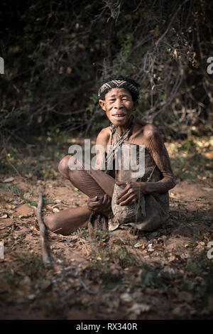 Un ritratto di una San Bushwoman Foto Stock