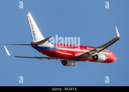 Pacific Blue Airlines (Virgin Blue / Australia Virgin Airlines Boeing 737 VH-VOX decollo dall'Aeroporto di Adelaide. Foto Stock