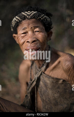 Un ritratto di una San Bushwoman Foto Stock