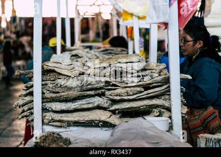 Pila di essiccati Pesci salati sul display in uno stallo al Mercado San Pedro mercato Cusco, Perù. Foto Stock