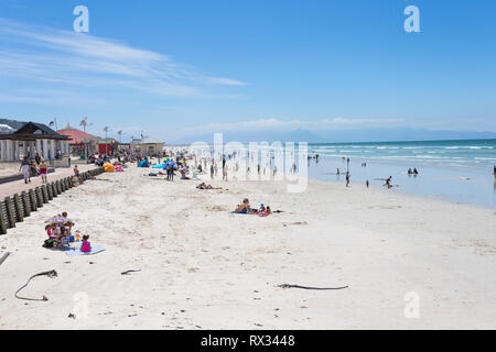 Una folla di persone o beachgoers godendo di alcuni divertente spiaggia su una soleggiata giornata estiva in Muizenberg False Bay, Cape Peninsula, Cape Town, Sud Africa Foto Stock