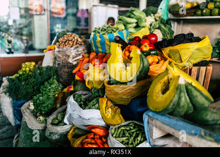 Pressione di stallo di ortaggi in Mercado San Pedro mercato, Cusco, Perù Foto Stock